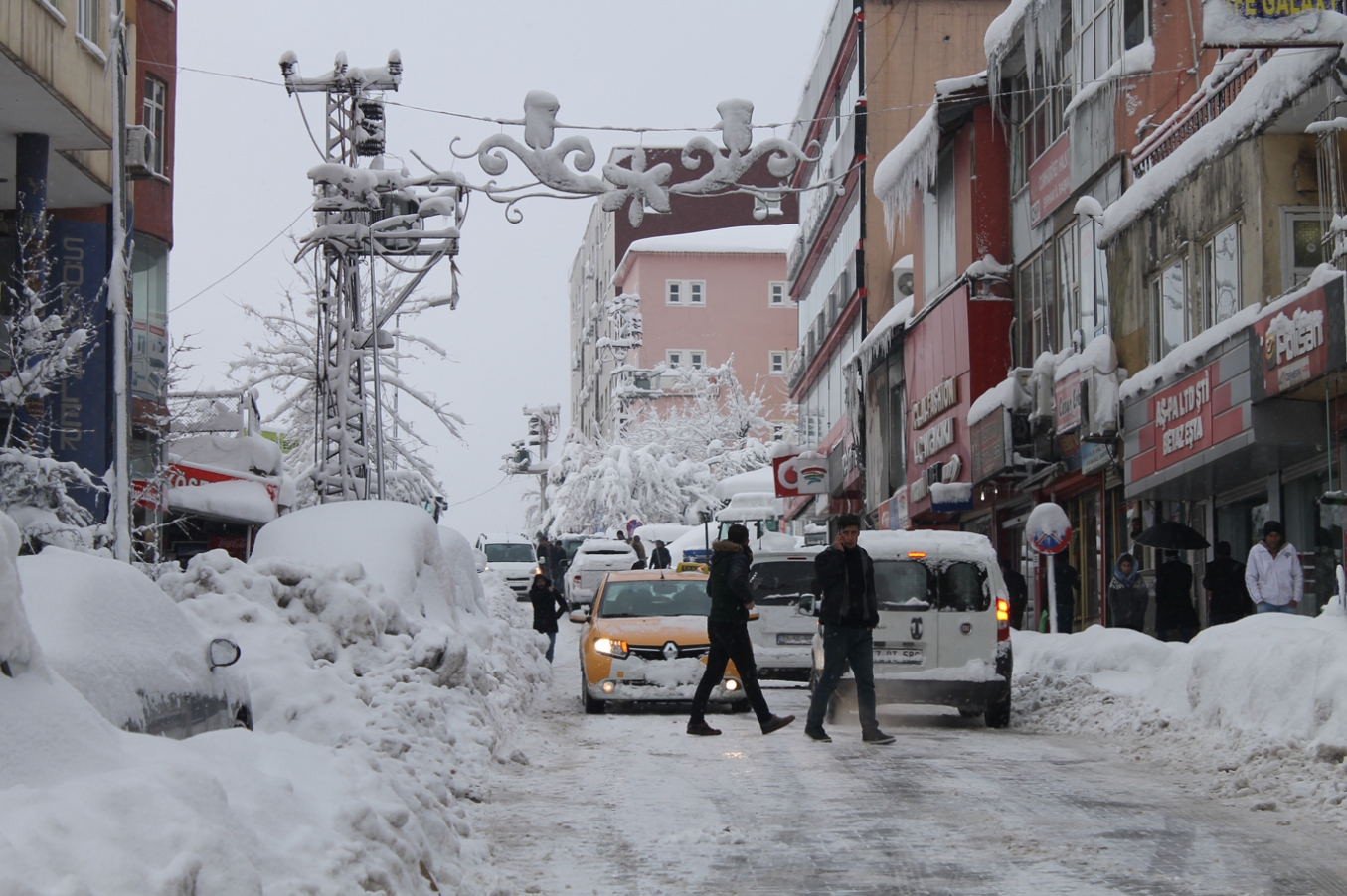 Şırnak’ta kış hayatı felç etti Şırnak’ta kış hayatı felç etti